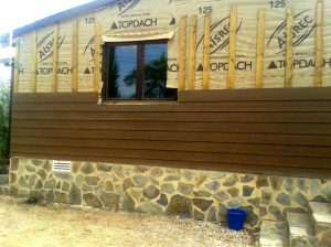Fachada de casa de madera renovada