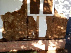 reparación de casa prefabricada, fachada estropeada