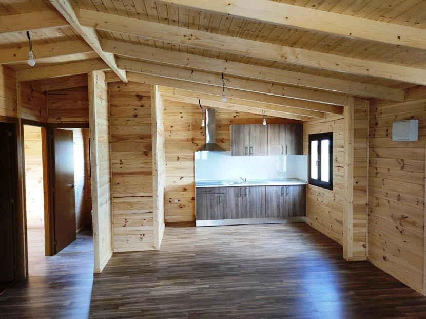 casa económica de madera CCR72 con interior de vigas de madera