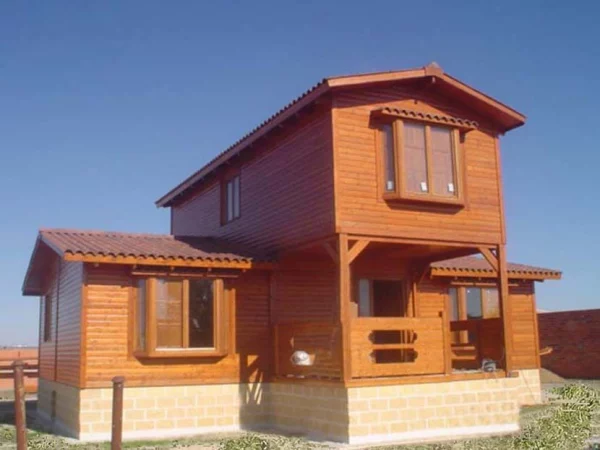 casa prefabricada de madera Crisana de Casas Carbonell con cimentación de obra